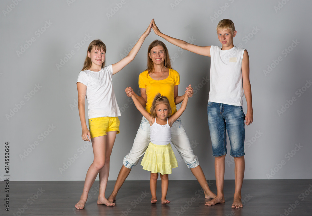 Fototapeta premium Family is standing on a gray