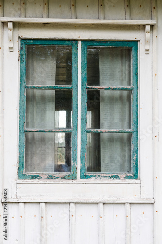 Window in need of painting © olandsfokus
