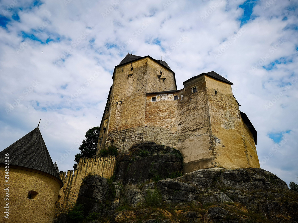 Fototapeta premium Burg Rapottenstein unter wolken Himmel