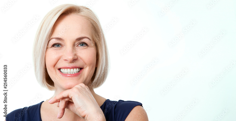 Fototapeta premium Atrakcyjna kobieta w średnim wieku z pięknym uśmiechem na białym tle