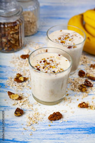 Smoothies with a banana, walnut and oat flakes