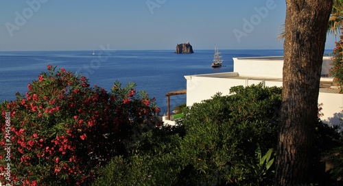 rocher du Strombolicchio vue depuis l'île de Stromboli