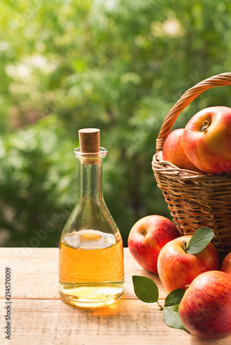 Cuadro en lienzo Apple cider vinegar in bottle with apple