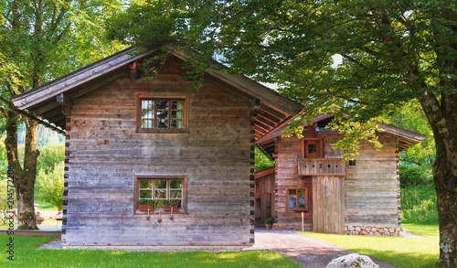 Schöne alte Berghütte und Bergchalet Dorf in den Bergen auf einer Holm 