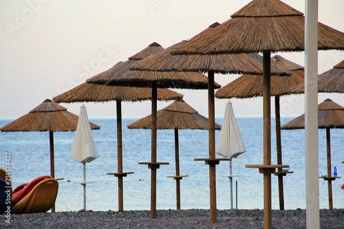 parasol en paille sur une plage des   oliennes