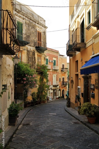 Fototapeta Naklejka Na Ścianę i Meble -  dans les rues de Lipari, Italie