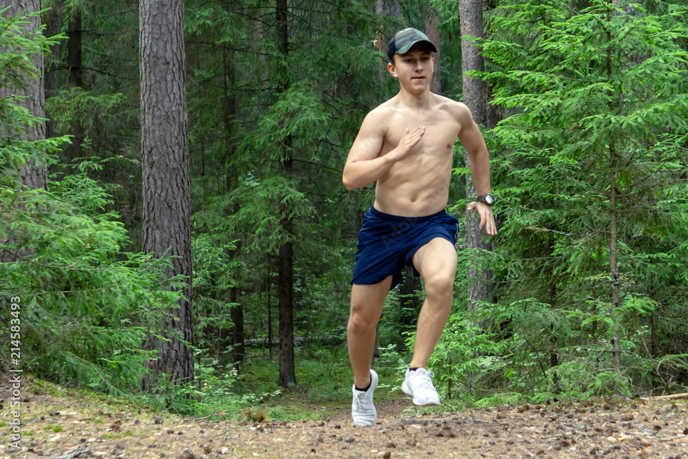 Obraz premium The athlete runs across the rough terrain