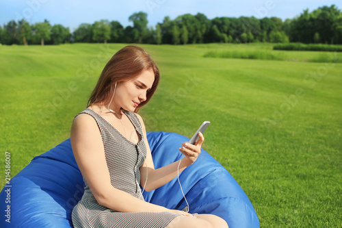 Young woman listening to mu...