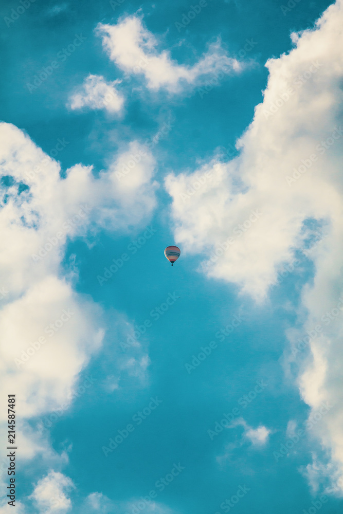 ein heißluftballon hoch oben in den wolken