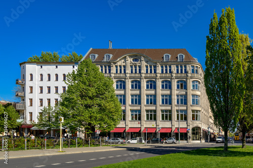 Das denkmalgeschützte Orania-Haus aus den 1910er Jahren beherrscht mit seiner monumentalen Fassade den davor liegenden Oranienplatz in Berlin-Kreuzberg