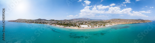 Weites Panorama der Südküste von Athen, mit beliebten Badestränden und türkisem Meer, Griechenland