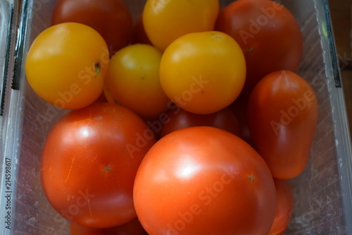 gelbe und rote Tomaten photo