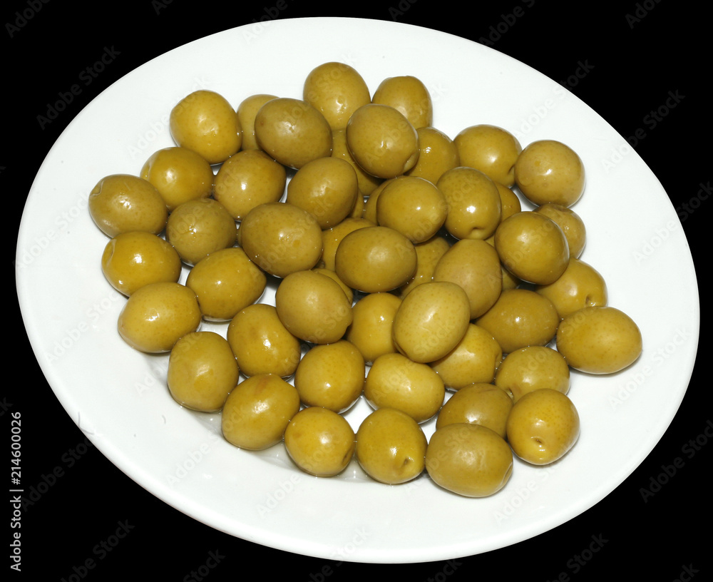 Deliciosa ración de aceitunas verdes, típica de la cocina española Deliciosa ración de aceitunas verdes, típica de la cocina española