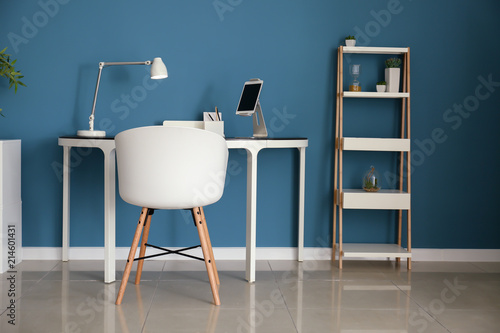 Modern home office workspac...