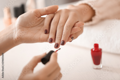 Canvas Print Young woman getting professional manicure in beauty salon