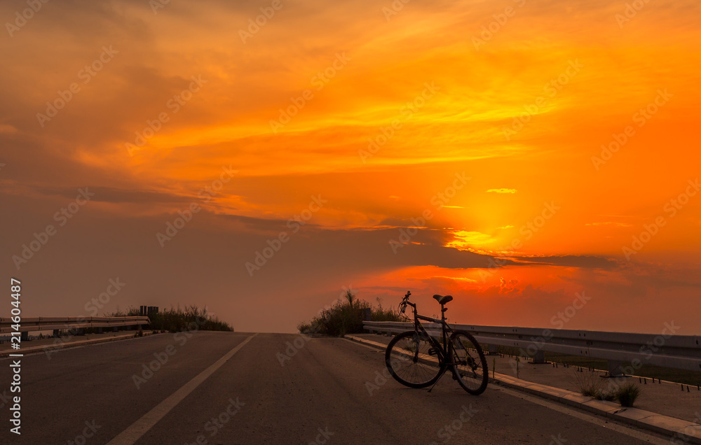 Fototapeta premium Silhouette Bike At Sunset 1