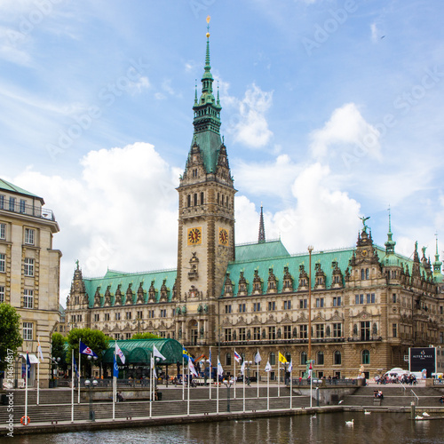 Rathaus Hamburg vom Alsterfleet aus