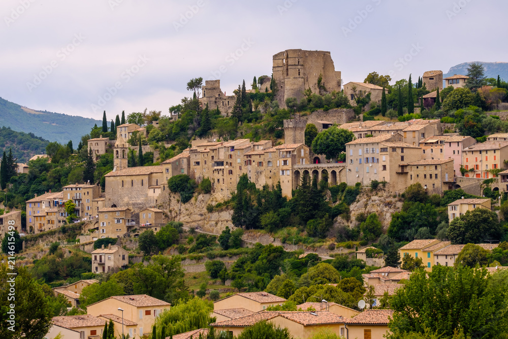 Vue sur le village de Montbrun-les-Bains, Provence, France.	