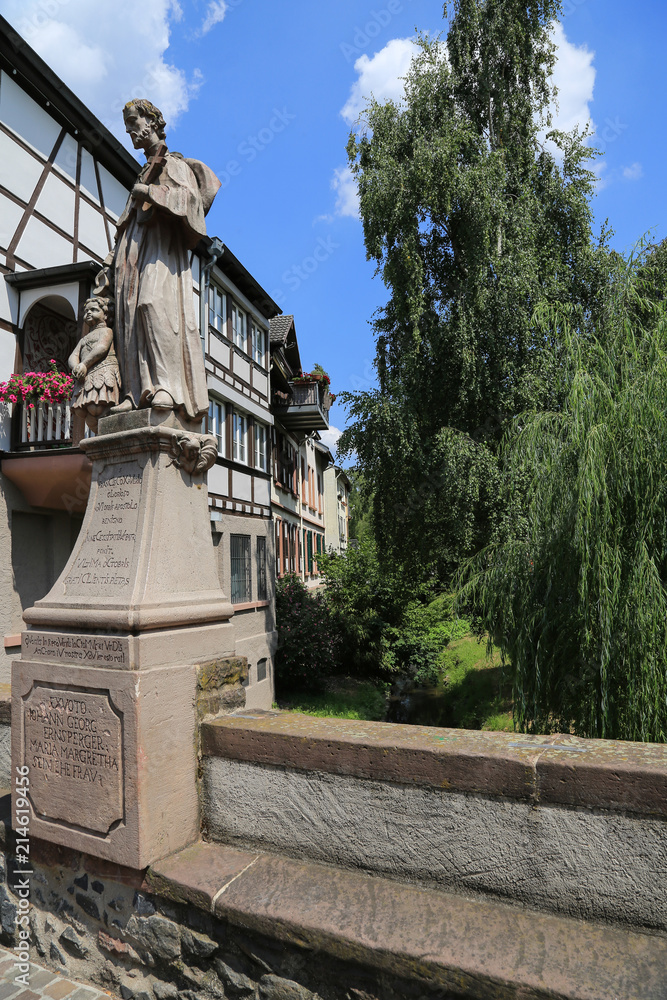 Fototapeta premium Statue auf einer Brücke in Bensheim, Hessen