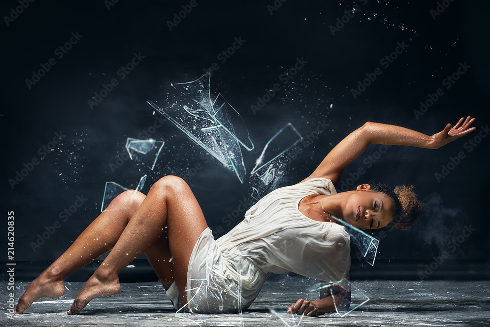 Fototapeta premium Young afro girl dancing, sensual pose.