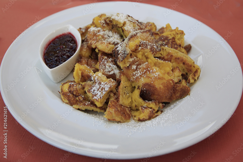 Kaiserschmarn mit Preiselbeeren auf weißem Teller Kaiserschmarn mit Preiselbeeren auf weißem Teller
