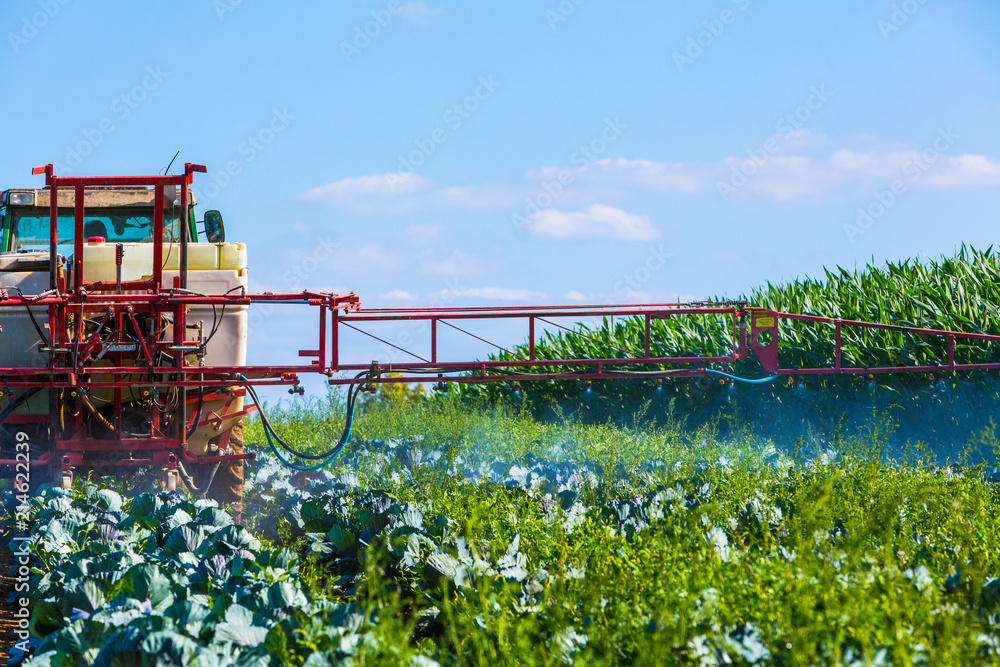 Traktor besprüht Feld mit Chemikalien Traktor besprüht Feld mit Chemikalien