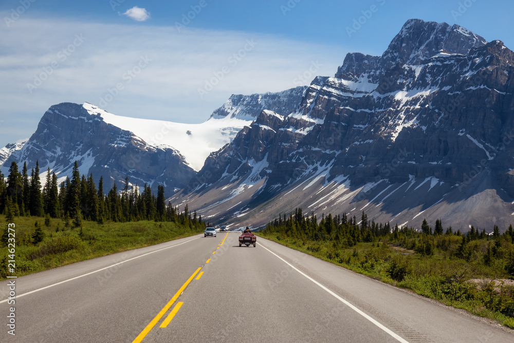 Naklejka premium Scenic road in the Canadian Rockies during a vibrant sunny summer day. Taken in Icefields Parkway, Banff National Park, Alberta, Canada.