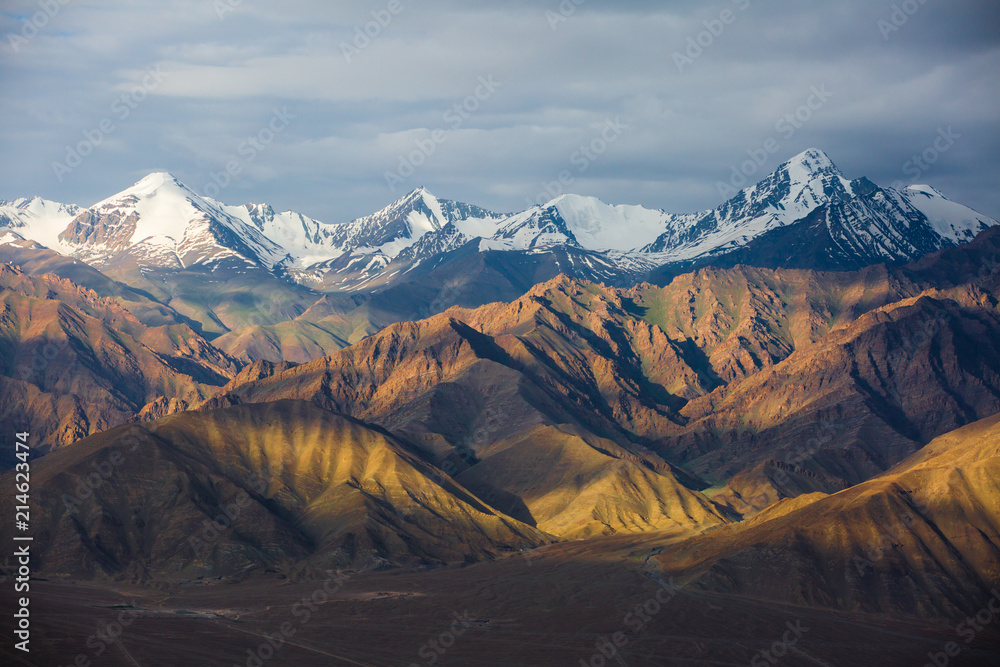 Fototapeta premium Piękne góry na indyjskich Himalajach.