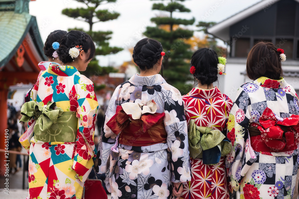 Kimono Japanese girls at Fushimi Inari, Kyoto