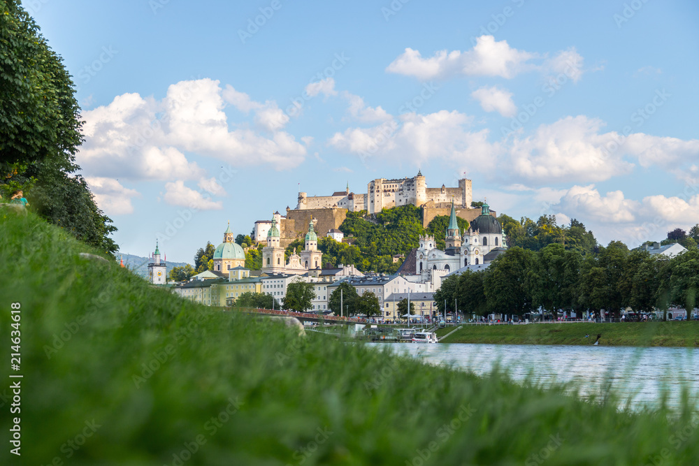 Salzburger Altstadt mit Festung Hohensalzburg im Sommer, blauer Himmel und Wölkchen