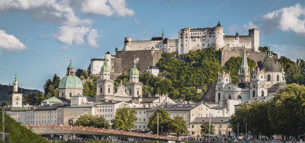 Salzburger Altstadt mit Festung Hohensalzburg im Sommer, blauer Himmel und Wölkchen, closeup