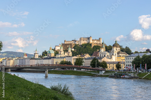 Salzburger Altstadt mit Festung Hohensalzburg im Sommer, blauer Himmel und Wölkchen