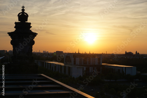 Berlin; Blick von der Kuppel des Reichstagsgebaeudes bei Sonnenuntergang