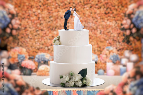Foto Wedding cake with bride and groom on the top