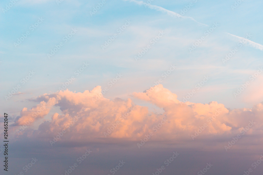 verträumte Wolken bei Sonnenuntergang verträumte Wolken bei Sonnenuntergang