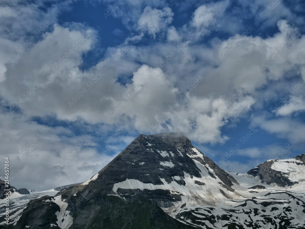 Berg Hohe Dock im Juni mit Schnee in den Alpen, Himmel blau, Wolken, Sonne