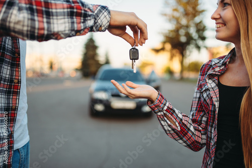 Εκτύπωση καμβά Driving teacher gives the keys to female student