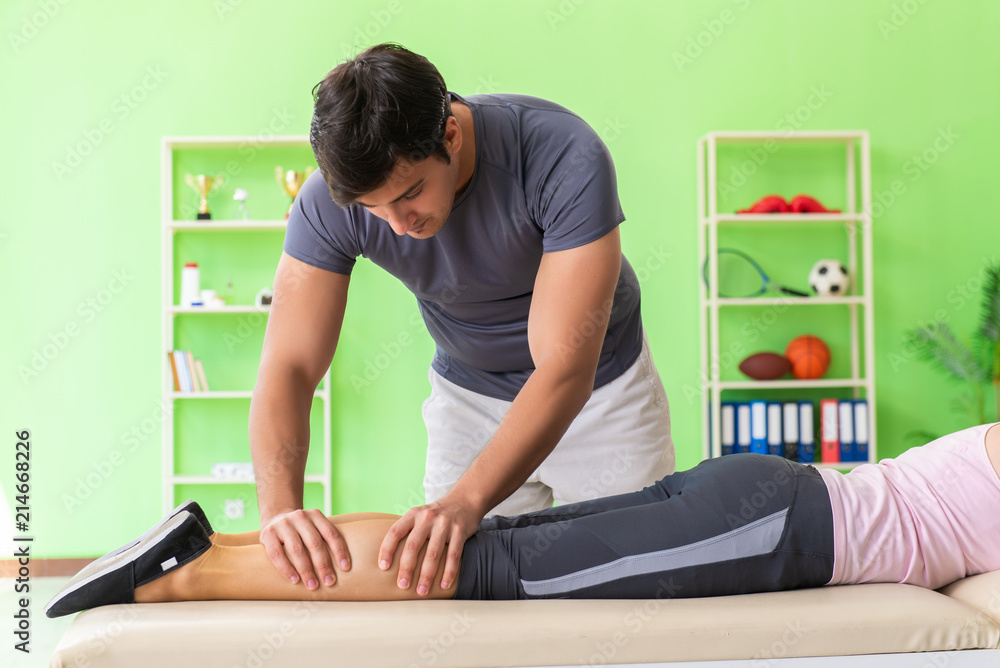 Obraz premium Young doctor chiropractor massaging patient 