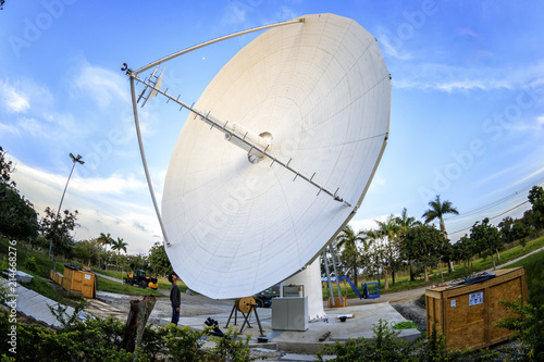 Fotografija installation of satellite communication antenn