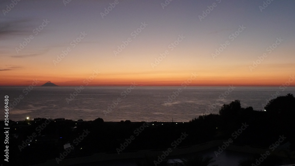 tramonto sul mare con etna fumigante