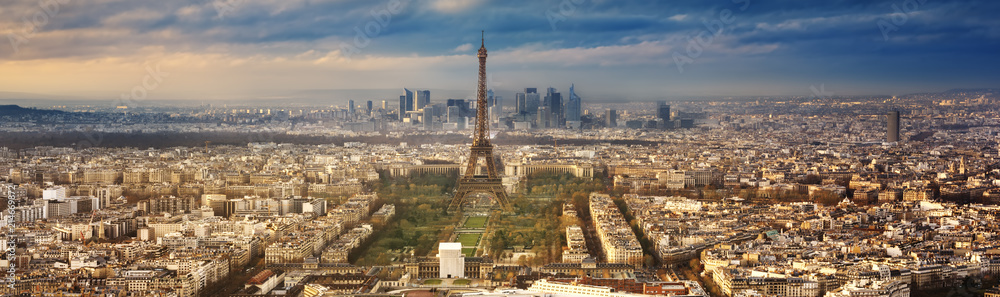 Naklejka premium Paryż miasto we Francji o zachodzie słońca