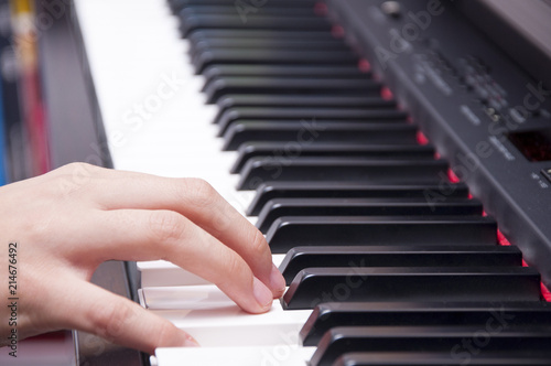 Sağ el ile Piyano çalan çocuk elleri, tuşlar, piyano, photo