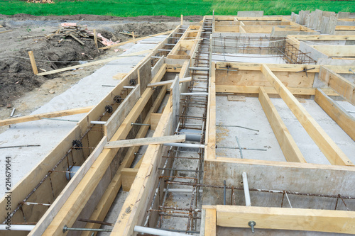 Production of the concrete base under the house with use of a removable timbering.