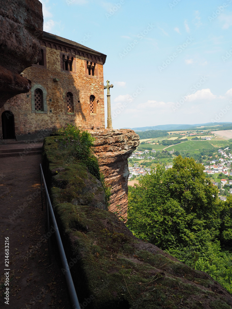 Klause bei Kastel-Staadt mit Felskapelle und Grabkapelle - auf einem Plateau gegenüber von Serrig mit Blick über das Saartal
Klause bei Kastel-Staadt mit Felskapelle und Grabkapelle - auf einem Plateau gegenüber von Serrig mit Blick über das Saartal