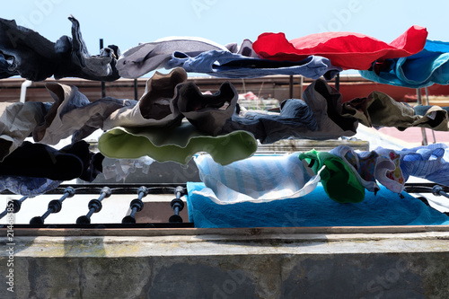 Wäsche zum Trocknen aufgehängt am Fenster, Nordspanien