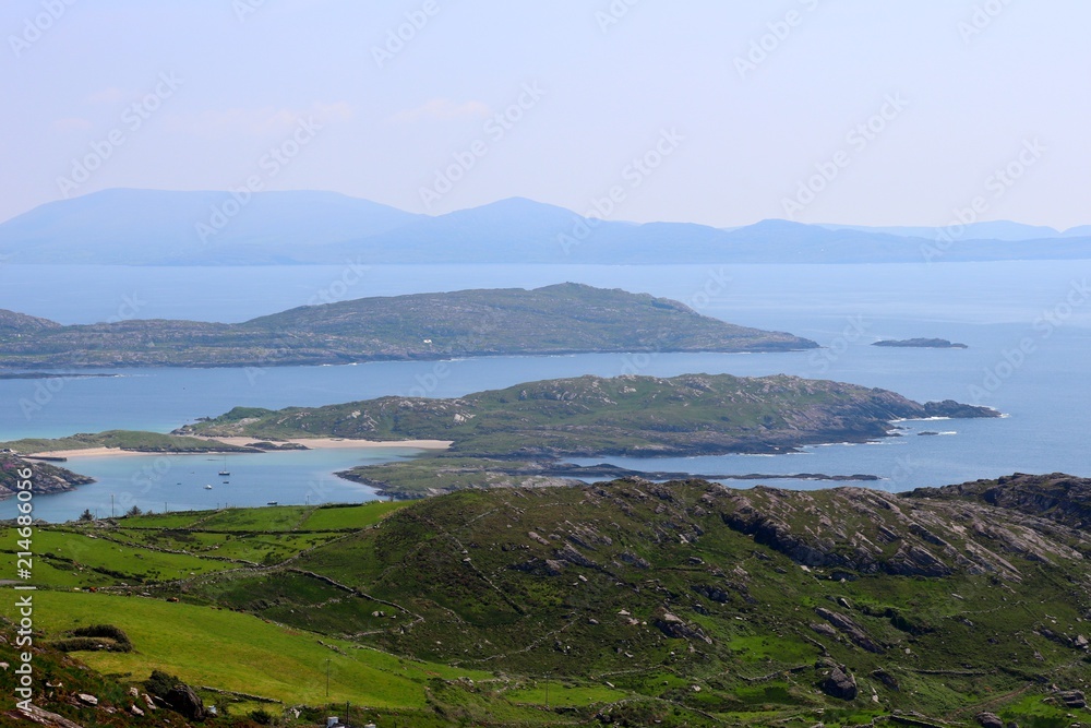 Irlande - Ring of Kerry - Coomakesta - Panorama sur Derryname Bay, Les ilots dans la mer