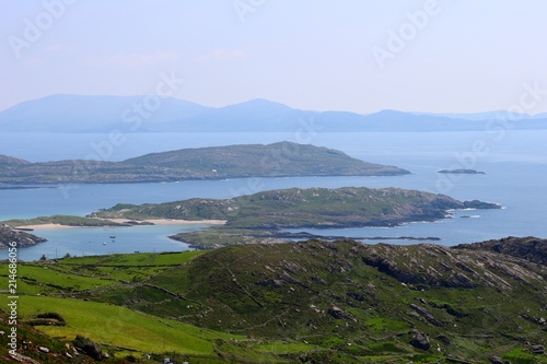 Irlande - Ring of Kerry - Coomakesta - Panorama sur Derryname Bay, Les ilots dans la mer