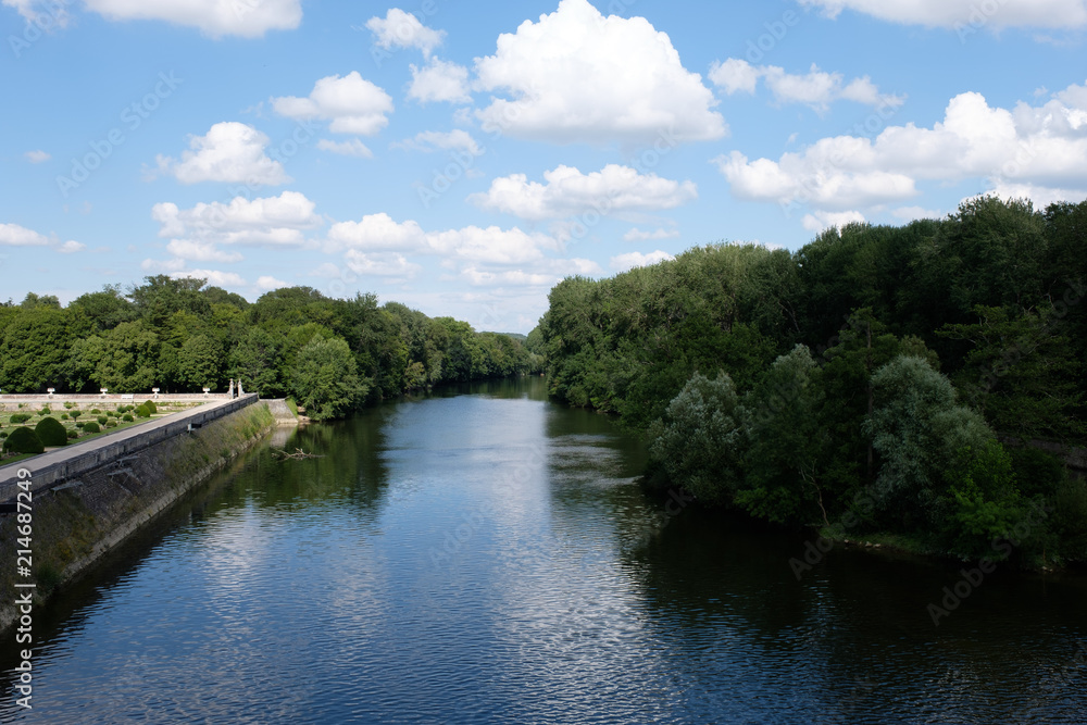 Fluss beim Schloss Chenonceau in Chenonceaux, Frankreich Fluss beim Schloss Chenonceau in Chenonceaux, Frankreich