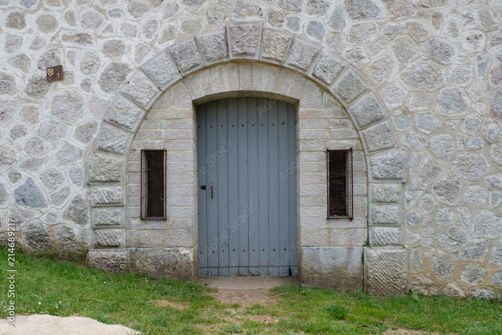 Tor im Fort de Joux: Eine Festung in Frankreich an der Grenze zur Schweiz