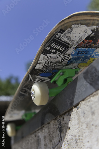 Skateboard auf einer Mauer photo